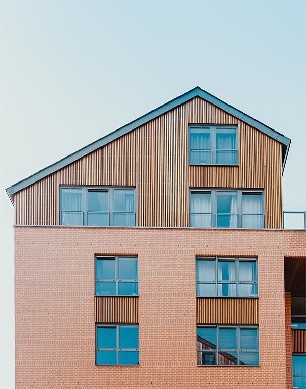 Diseño de casa con una combinación tradicional y madera