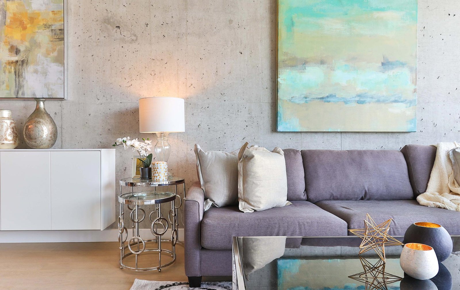 Sala en tonos morados