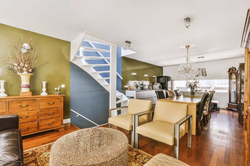 primer piso en la sala de una casa 